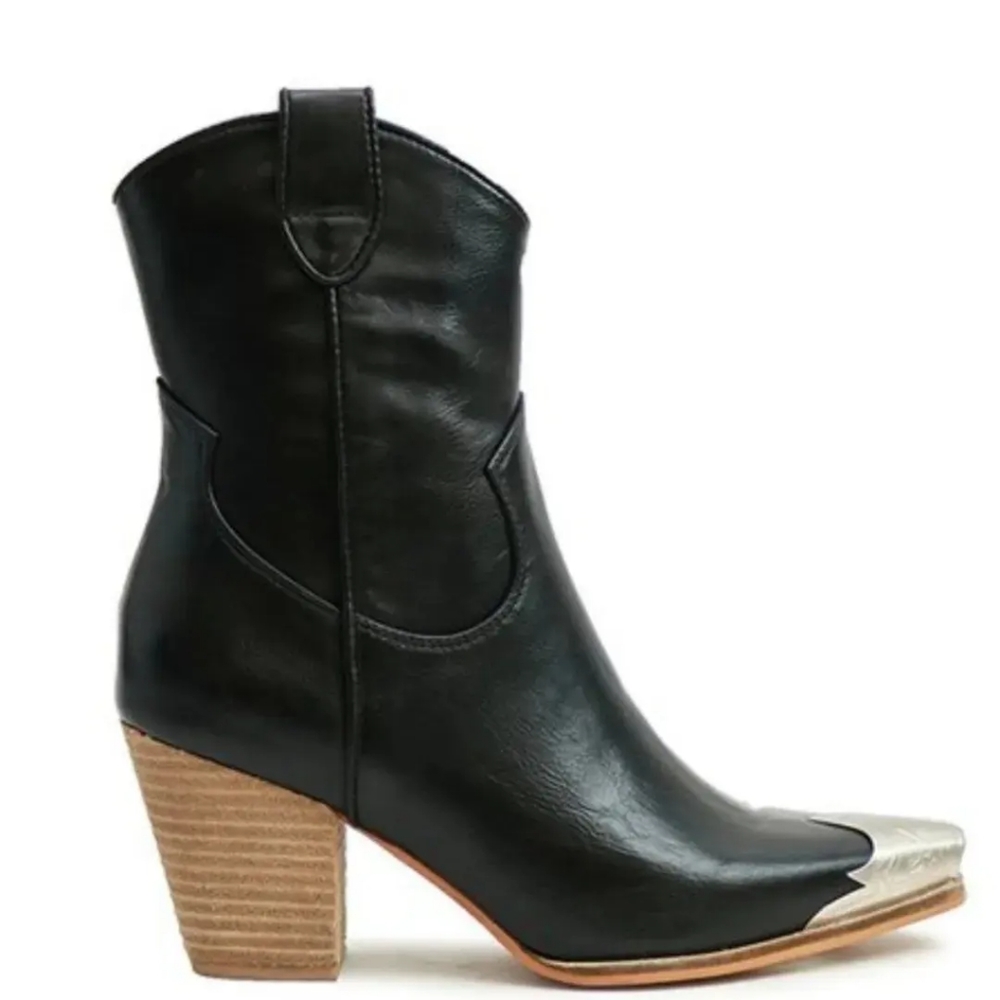 Western metal toe boots